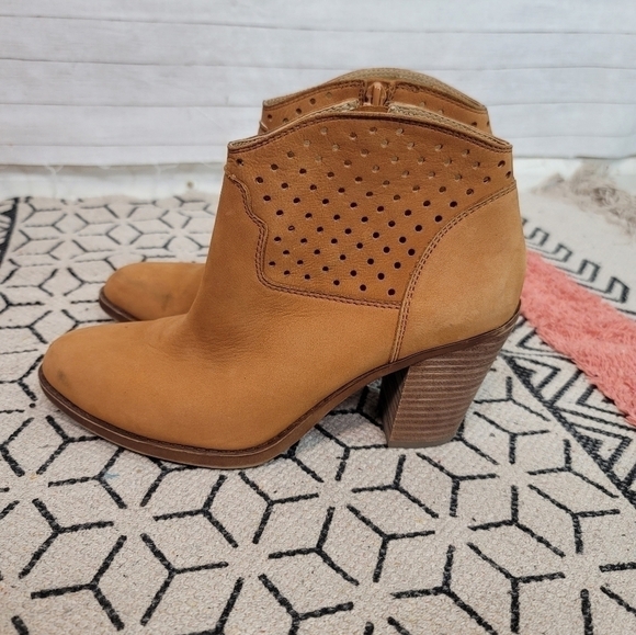 LUCKY BRAND ELLER CAMEL TAN HEELED BOOTIES, SZ 7.5 - Picture 1 of 12